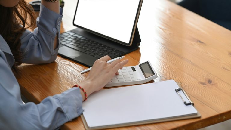 Business cashflow in Australia are small businesses doing their finance.